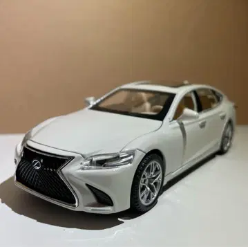 렉서스 LS500 1/32 화이트