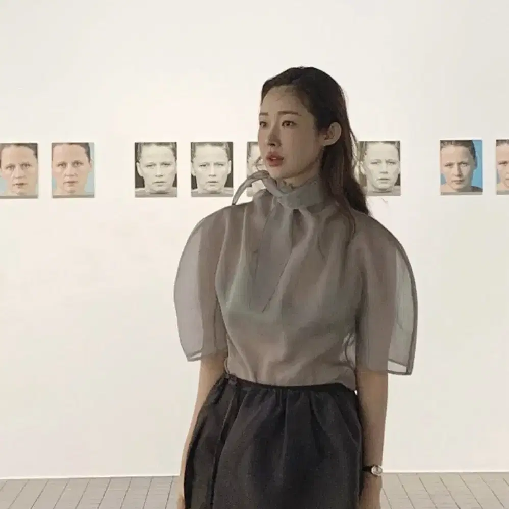 AMOMENTO | 아모멘토 Amomento Knotted Collar Top Gray Cha