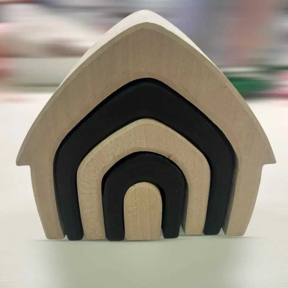 발도르프 그림스 모노크롬 하우스, 프렌즈, 레인보우 코인