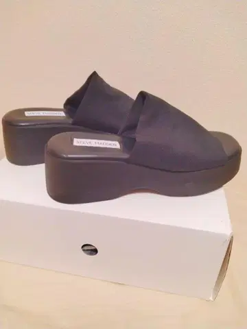 미사용 새상품 STEVE MADDEN 샌들