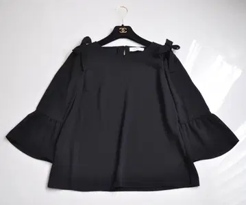 NEMIKA 레리안 오픈 숄더 리본 플레어 슬리브 블라우스 블랙
