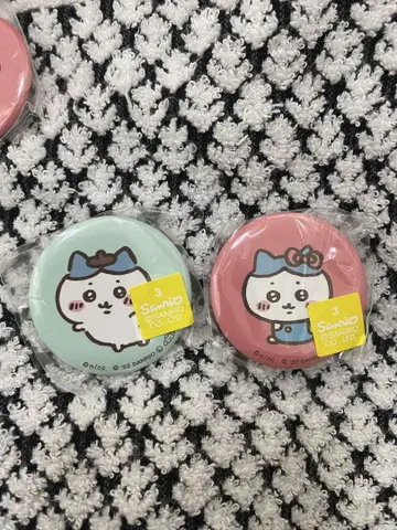 치이카와 산리오 캔뱃지 하치와레 2종