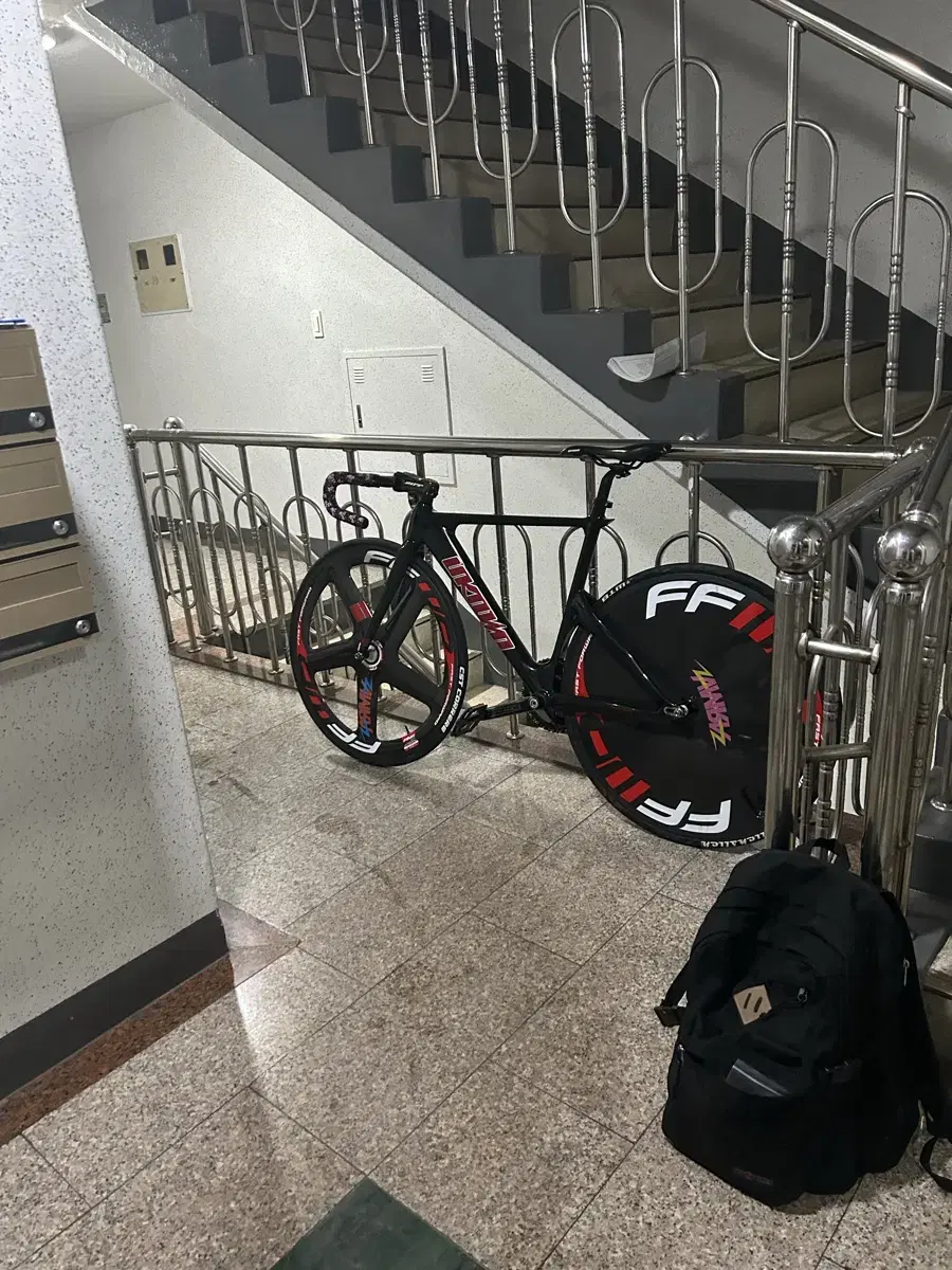 Unknown Pulse Made Edition Top 3 Limited Edition Track Bike Frameset, just throwing it away.