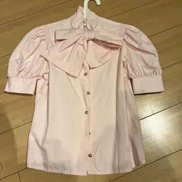 Treat Urself 리본 포함 핑크 셔츠