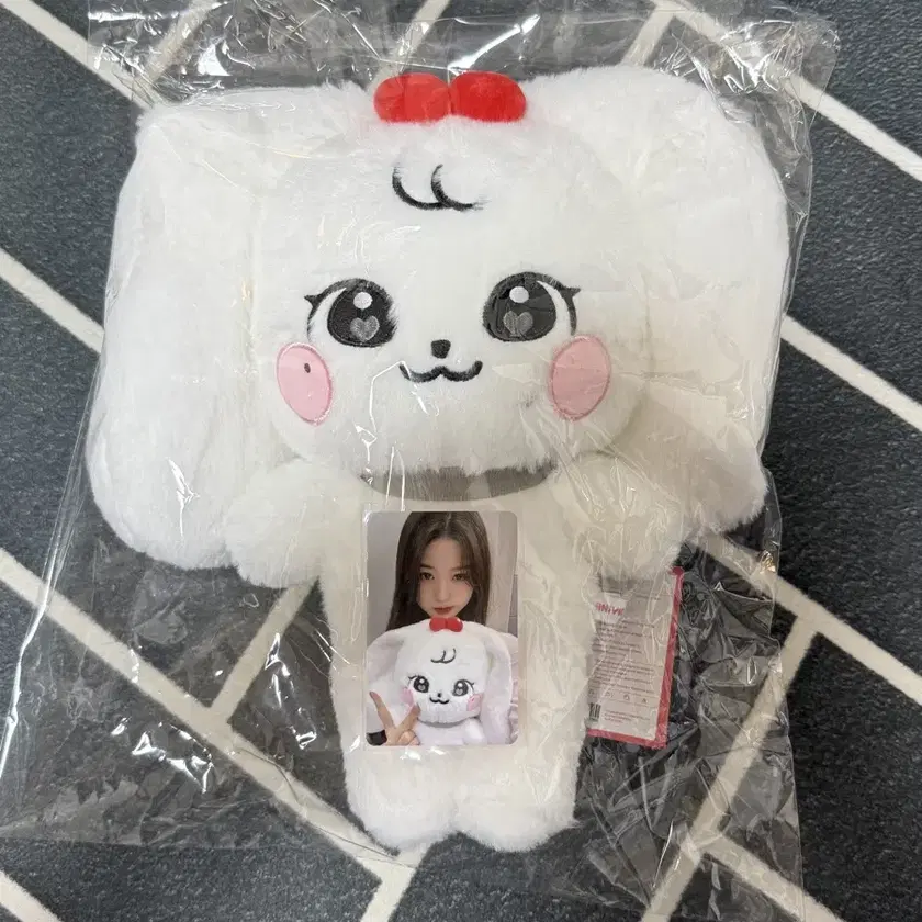 アイドル IVE MINIVE FLUFFY PLUSH 30cm ver CHERRY Minive Cherry Fluffy Plush 30cm Doll Ive with Poca on
