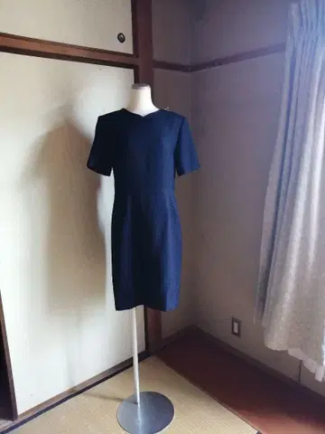 이예거? 영국 고급 브랜드 네이비 V 넥 타이트 원피스