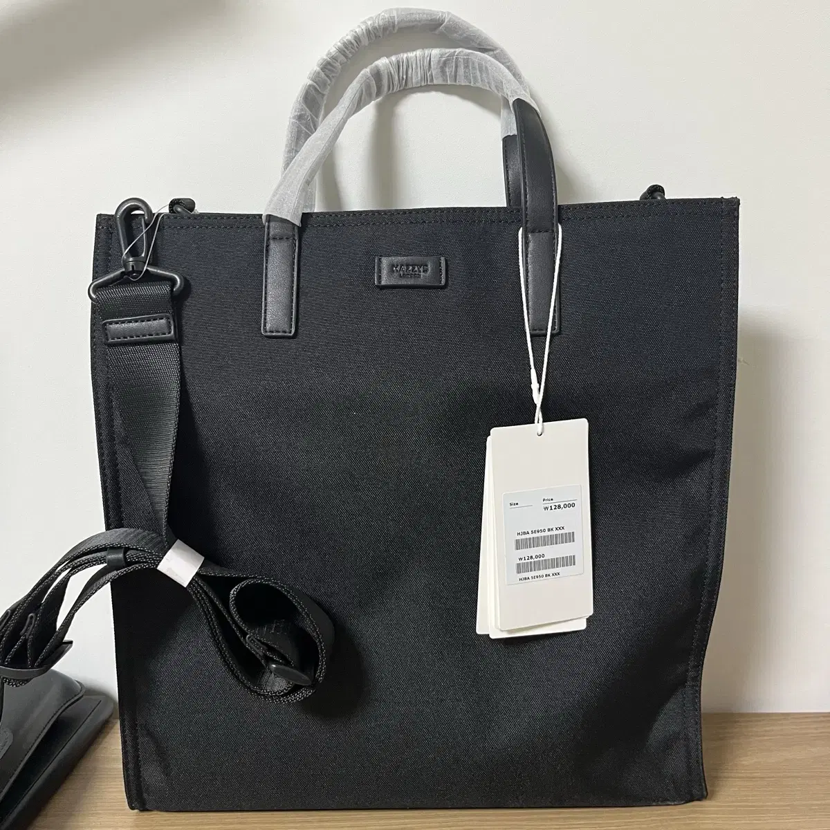 [HAZZYS] 25SS BLACK ENGRAVED LOGO TOTE BAG / 税込み Embossed Logo Leather Tote Bag Black – Piet International