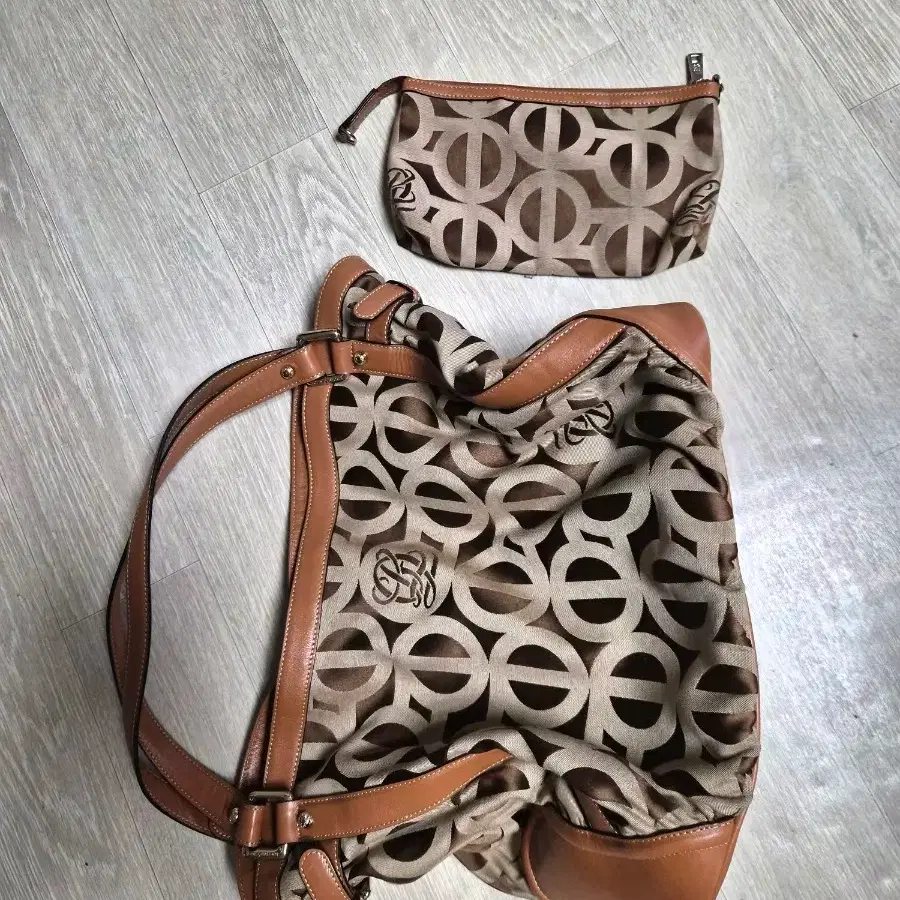 LOUS QUATORZE 루이까또즈 Lous Quatorze Shoulder Bag on Bunjang