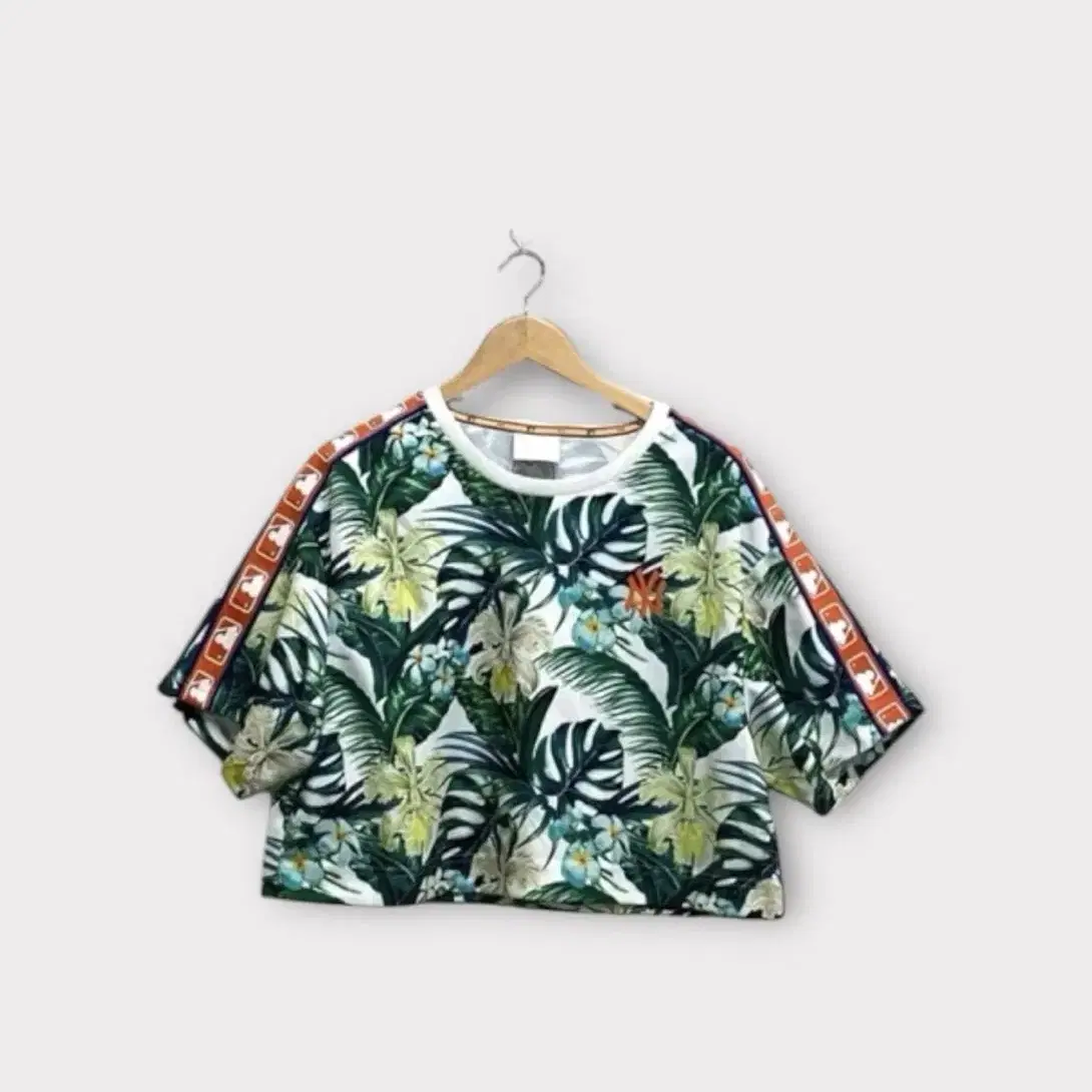 ★MLB Korea★ Women's Basic Crop Short Sleeve T-Shirt CHW Me Áo croptop MLB Women's Basic Medium Logo Crop Short Sleeve T