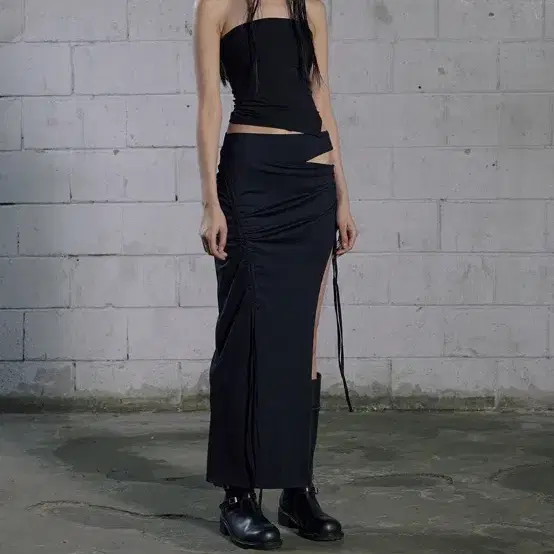 【BOHEMIAN SEOUL】25ss CURVED SLIT SKIRT BOHEMIAN SEOUL | 보헤미안서울 Bohemian Seoul Curved Slit