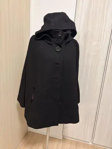 블랙 후드 부착 케이프 코트