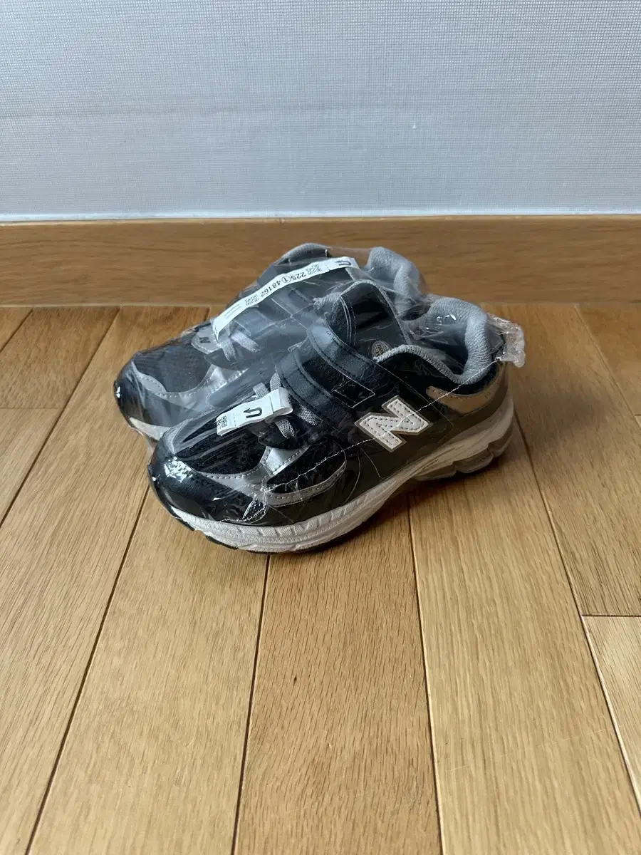 New Balance Kids 2002 Black/Gold Sneakers 19.5cm