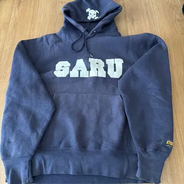 SARU Santastic! 네이비 후드 부착 맨투맨