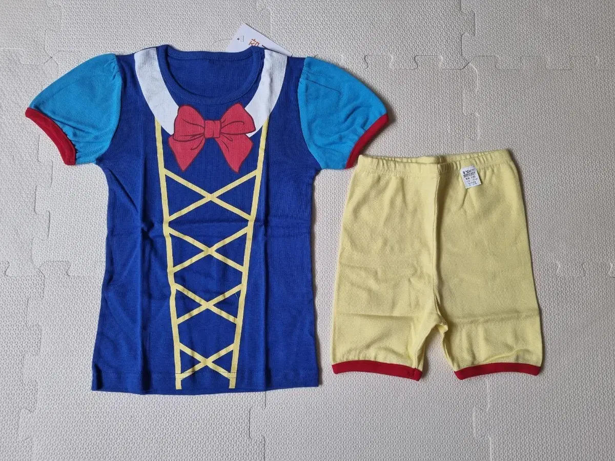 Kids' indoor clothing, size 120, ages 5-6, Snow White