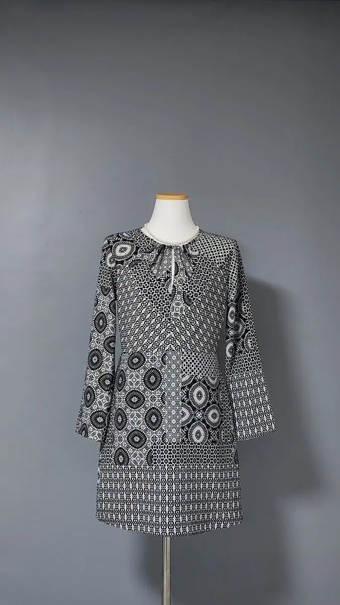 ZARA 플라워 패턴 모노톤 미니 원피스