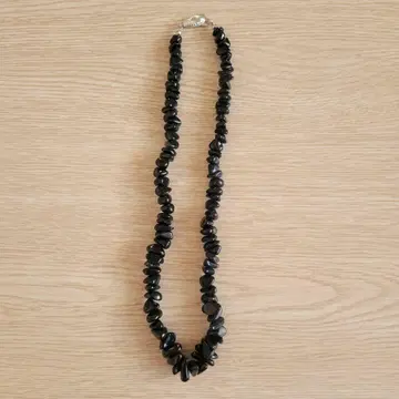 검은 돌 목걸이