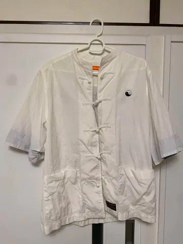 THUNDERBOX 화이트 반팔 셔츠 음양 마크