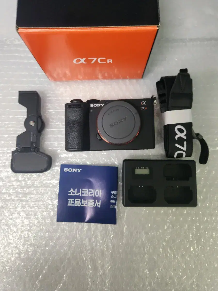 Sony a7cr, 4K cuts, warranty until Feb 2026, like new condition. Warranty extension available.