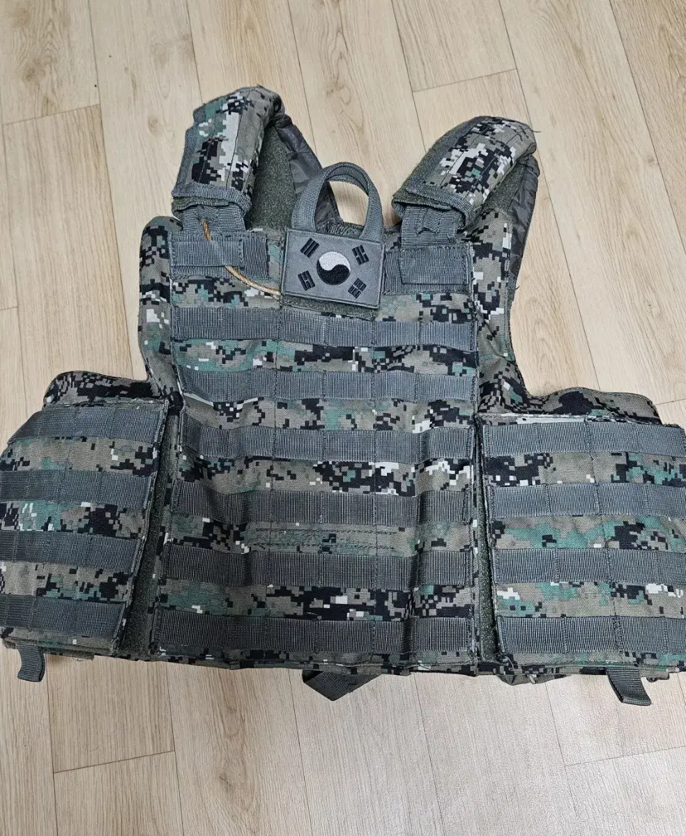 (Final Price Drop) Pre-order benefit Pixel Combat Uniform, Plate Carrier