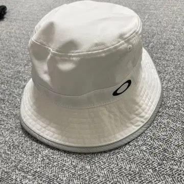Oakley 화이트 버킷 햇