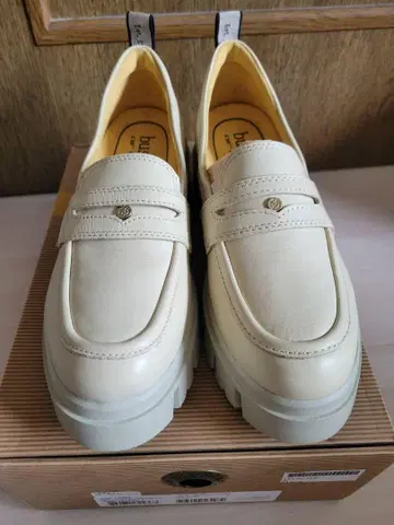 부솔라 통굽 디자인 로퍼 BU3344BW01706133