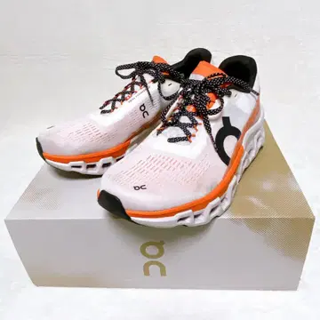 새상품급 클라우드 몬스터 2 화이트 오렌지 27cm 러닝화