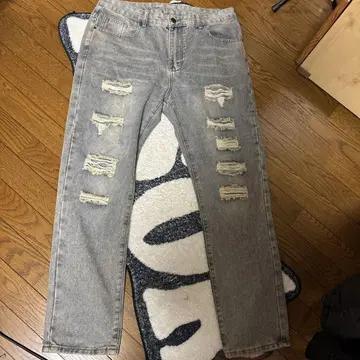 데미지 가공 그레이 스트레이트 데님 팬츠
