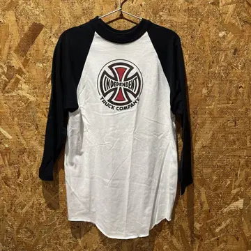 INDEPENDENT 래글런 슬리브 TEE 아이언 크로스 올드 스케이트