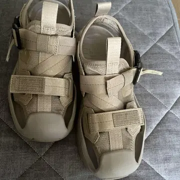 베이지 스포츠 샌들 메쉬 소재 24cm