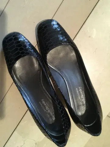 stuart weitzman 스튜어트 와이츠먼 엠보 펌프스