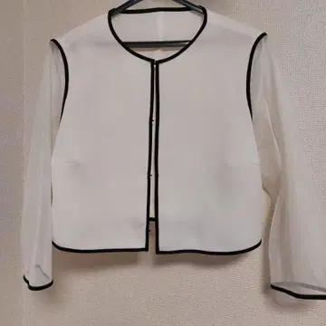 에포카 새상품급 미착용 시스루 소매 볼레로 화이트 40