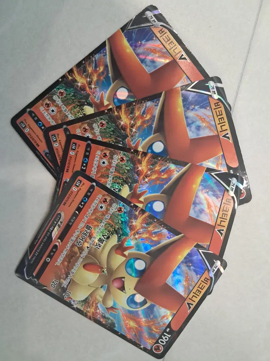 Pokémon Card Victini 4 cards