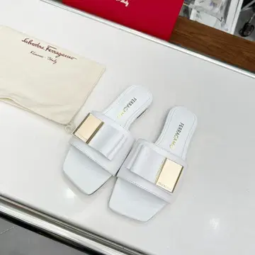 페라가모 페라가모 2024 신상 리본 플랫 샌들 화이트