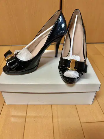 블랙 오픈토 하이힐