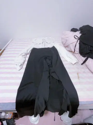 새틴 슬릿 스커트 셋업