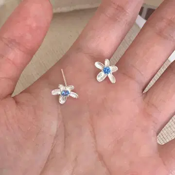 꽃 모양 실버 귀걸이 파랑 스톤