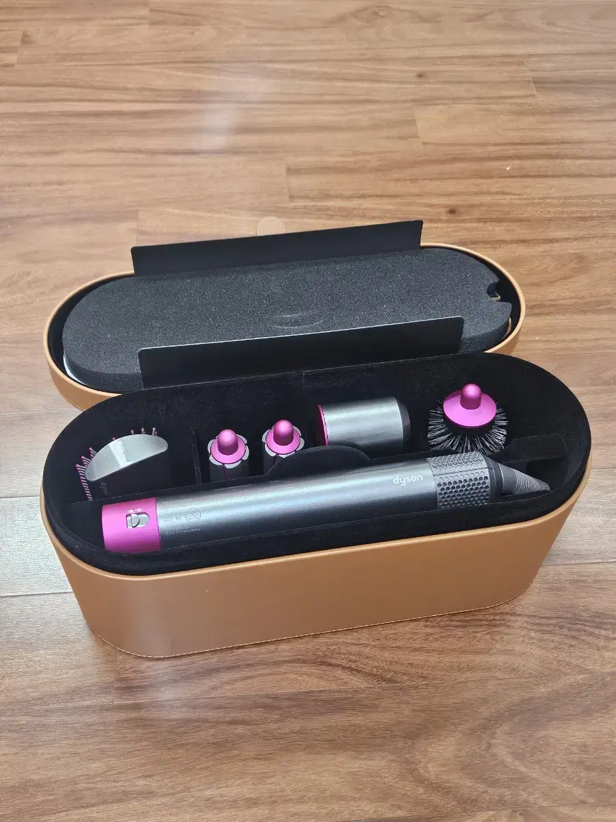 Quick sale) Dyson Airwrap (including stand, long Barrel, and Coanda smoothing)