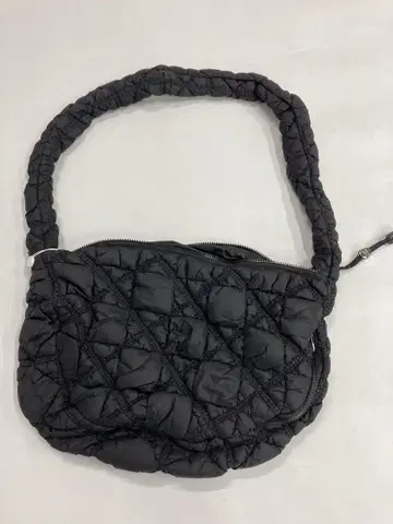 carlyn 블랙 퀼팅 나일론