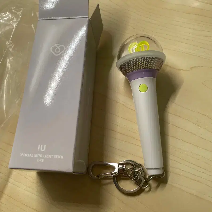 IU アイユ アイク ミニ キーホルダー ペンライト風 キーリング IU アイユ アイク ミニ キーホルダー ペンライト風 キーリング