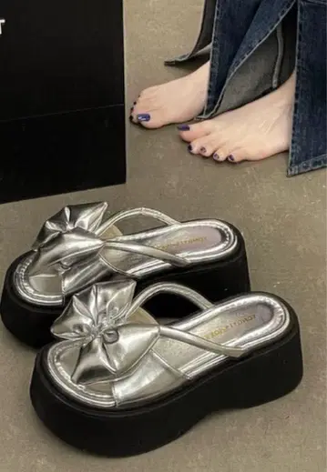 실버 리본 포함 통굽 샌들