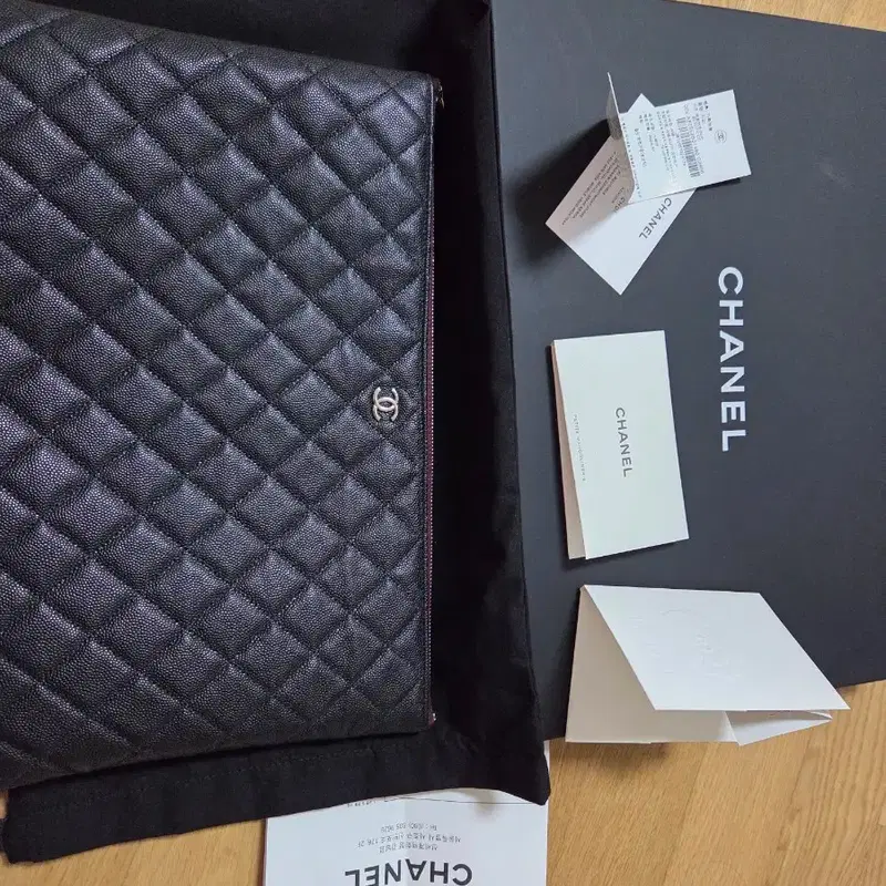 샤넬클래식캐비어 은장 클러치백라지 팝니다24년식