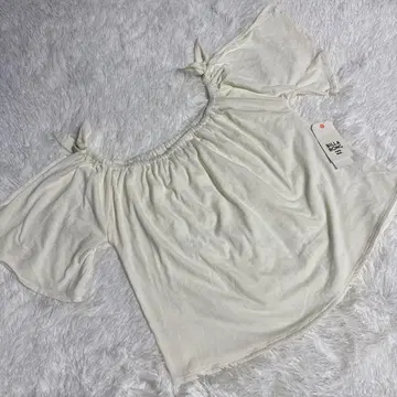 빌라봉 아이보리 오프숄더 상의