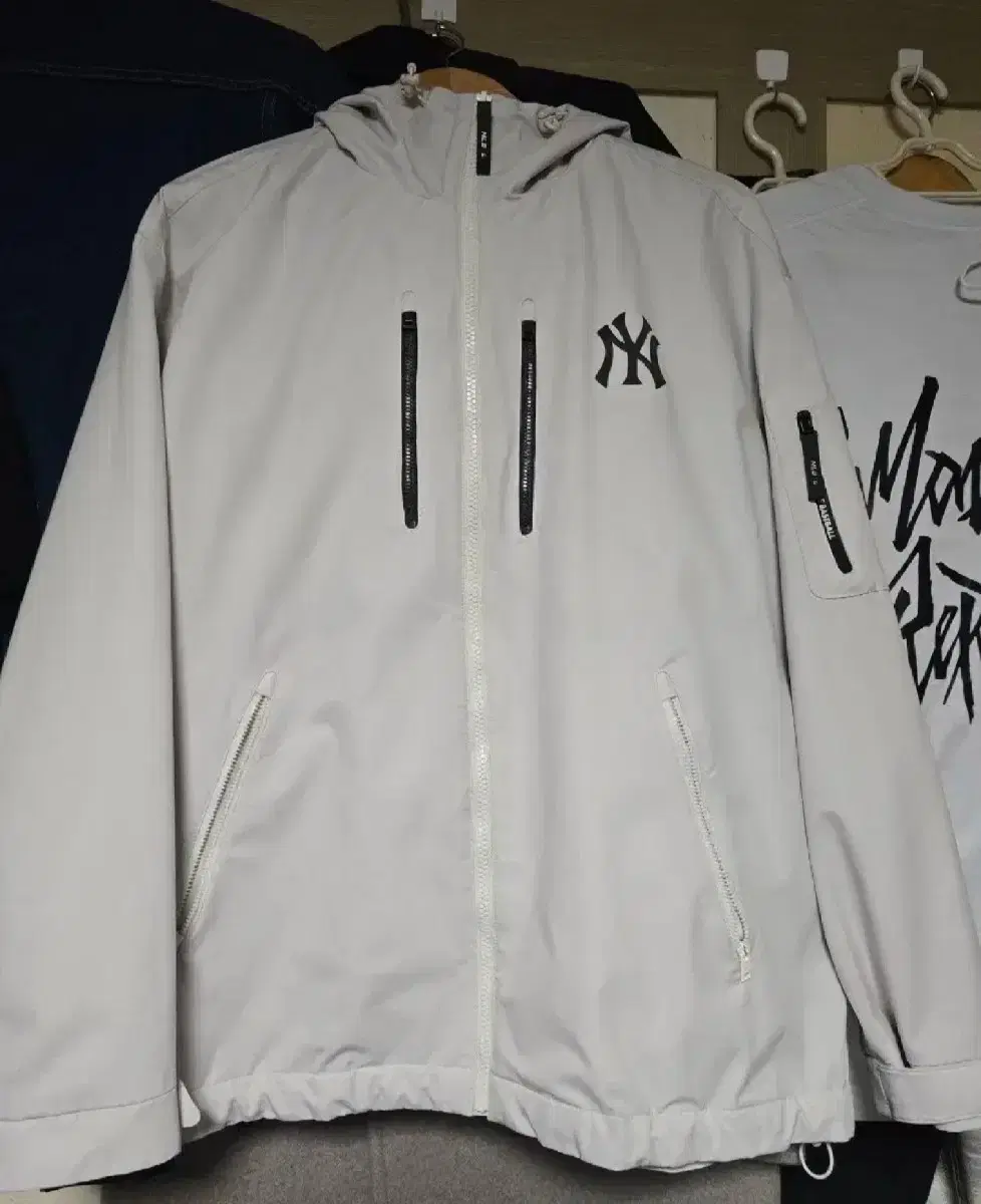 Mlb Mega Logo Windbreaker Cream Color L size