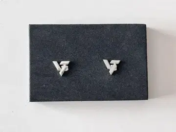 SEVENTEEN 로고 귀걸이 8주년 Anniversary