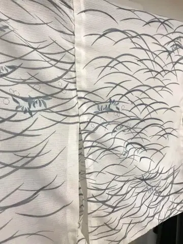 루즈한 사이즈의 워셔블 명주 여름 기모노, 이슬이 맺힌 잔디와 풀잎 코몬