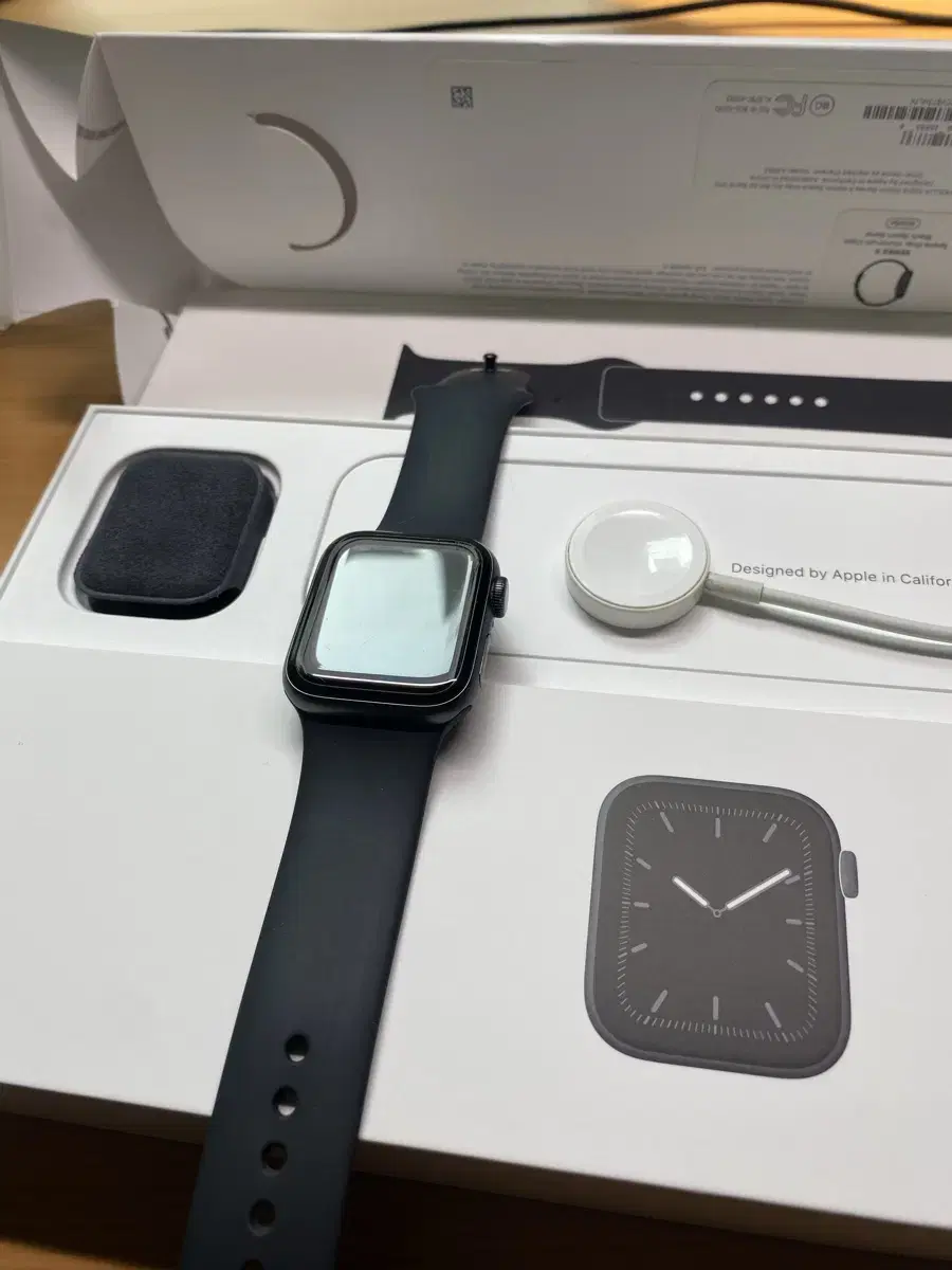 Apple Watch 5 40mm Full Box (Scratches Present)