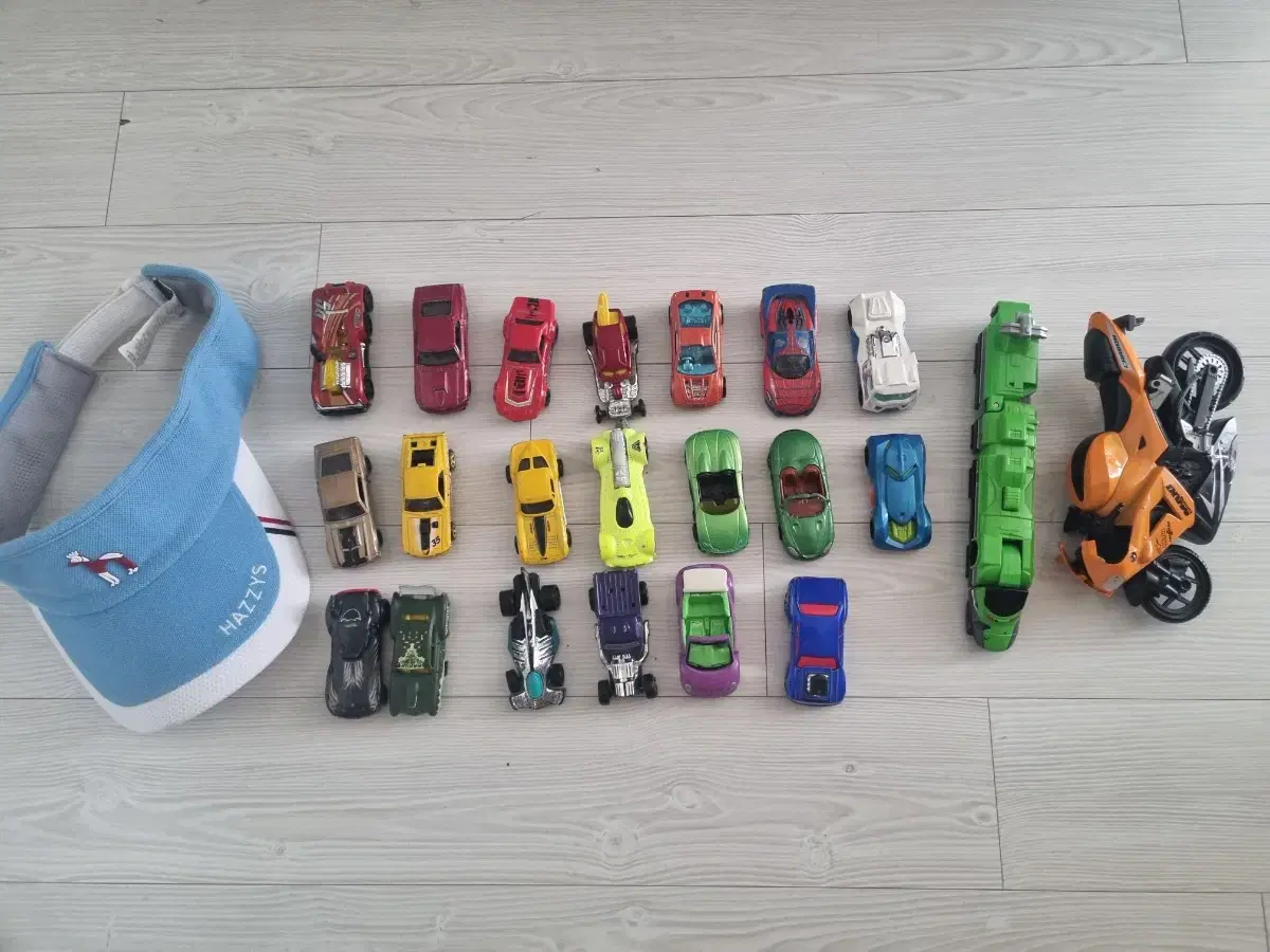 Shipping included - Hazzys Kids sun cap (120) + 20 mini cars, train, motorcycle
