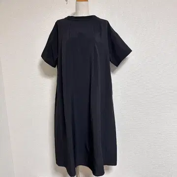 conges payes 모크넥 백 드레이프 턱 원피스 블랙