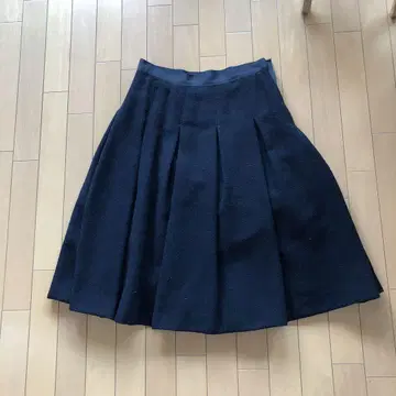 마가렛 호웰 블랙 플레어 스커트 무릎 기장