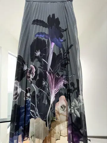 최종 할인 MEDI ROENTGEN FLOWER PLEATS SKIRT